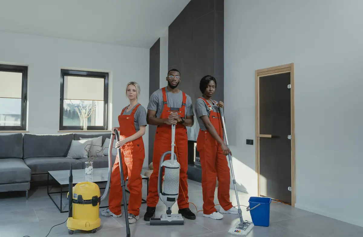 Technicienne JJn ProClean nettoyant avec équipement professionnel